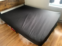 Queen mattress + free beddings | Matelas queen + literies