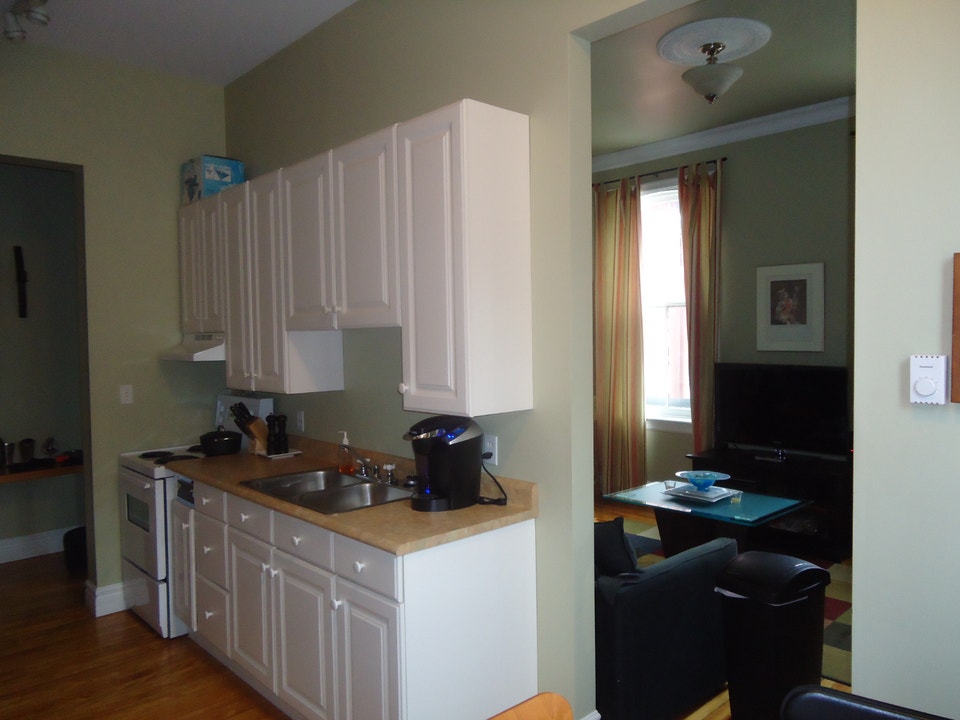 Outstanding Victorian One Bedroom-Great Downtown Locale 3