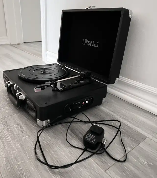 LP&No.1 Portable Suitcase Turntable with Stereo Speaker, Classic in Other in City of Toronto - Image 2