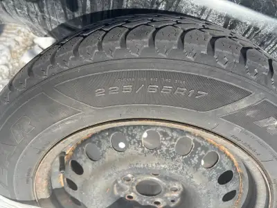 1 D'HIVER 225/65R17 GOOD YEAR AVEC JANTE 1 WINTER TIRE 225 65 R17 GOOD YEAR ON RIM