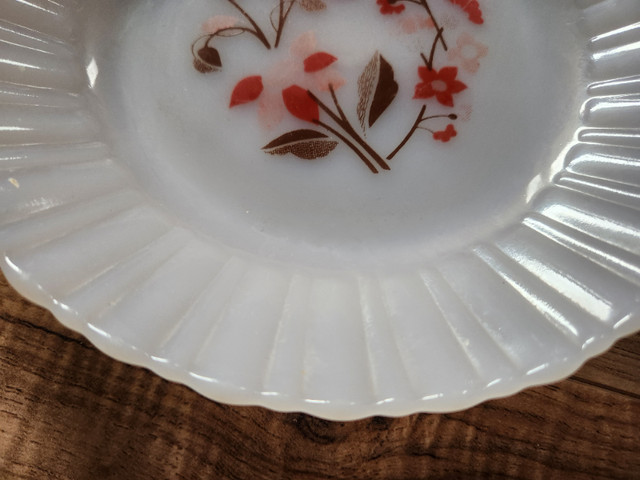 VINTAGE 1970s Termocrisa MILK GLASS crinkled edge plate in Arts & Collectibles in Fredericton - Image 3