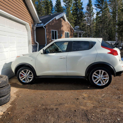 2011 Juke (SUPER CLEAN AND MAINTAINED)