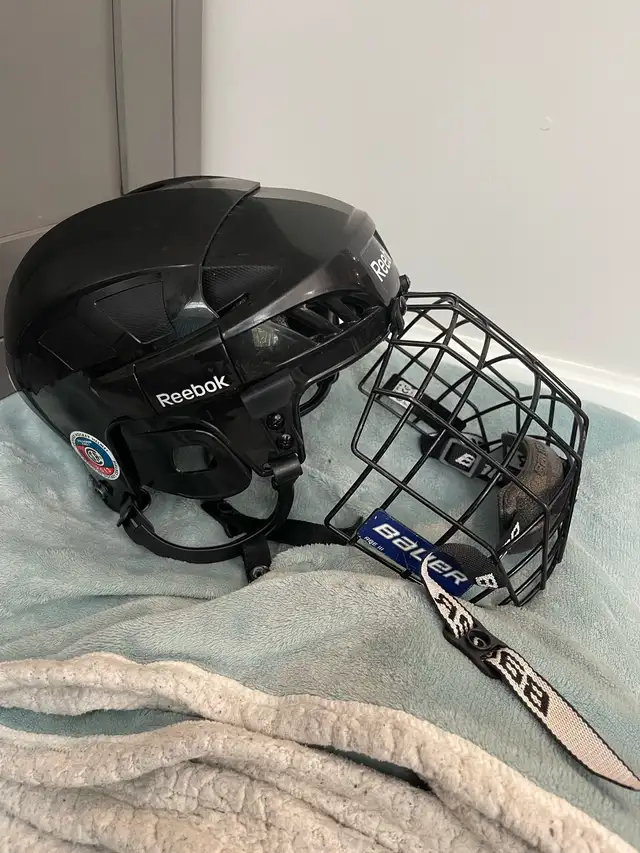 Kid’s hockey helmet in Hockey in Oakville / Halton Region - Image 3