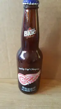 Detroit Red Wings/Labatt Stanley Cup Etched Bottle With Logo Cap