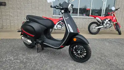 Vespa Sprint Sport 50cc Annee : 2023 Noir Promo : 4800$ + taxes Financement TD 4.99% sur 36 mois Soi...