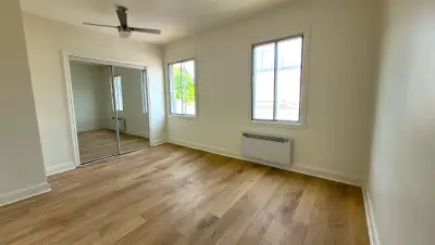 - Superbe appartement entièrement rénové au 2ème étage - Style moderne et épuré, plancher de bois fr...