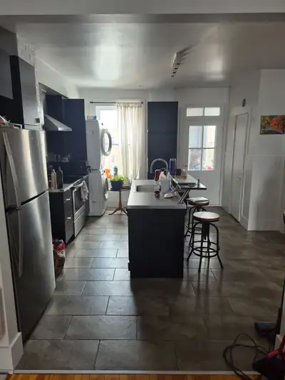 3e étage d'un triplex, 2 chambres, entrée laveuse/sécheuse, 1 lave-vaiselle inclus. Rangement à l'ar...