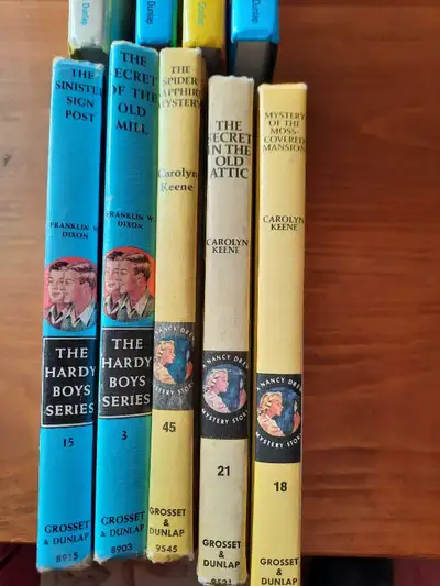 VINTAGE NANCY DREW/HARDY BOYS BOOKS LOT 5, View more