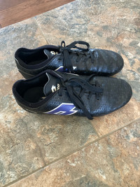 Girls soccer cleats size 4