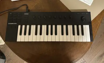 MIDI controller Komplete Kontrol M32, View more