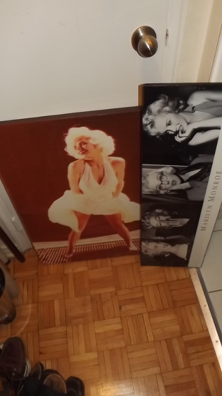 2 MARILYN MONROE FRAMED/MOUNTED CLASSIC  POSES BUNDLEPOSES in Arts & Collectibles in City of Toronto - Image 3
