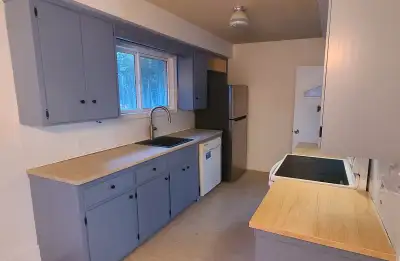 Looking for a comfortable, bright, and convenient place to call home? This upper-level 3-bedroom, 1-...