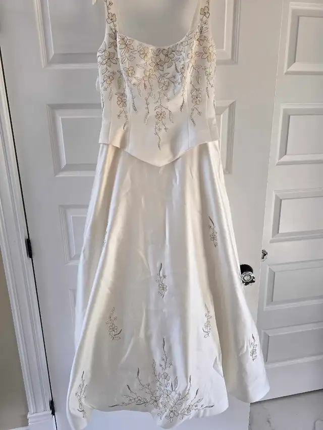 Beautiful Flower Details Wedding Dress Size 6-8  in Wedding in Moncton - Image 6