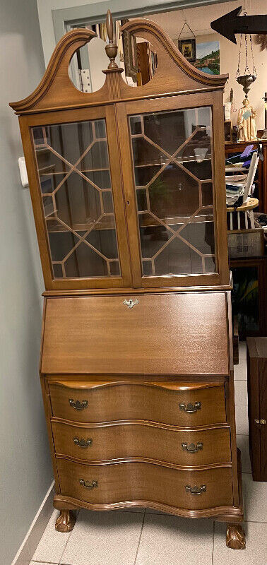 Antique Mahogany Governor Winthrop Secretary Desk (c. 1930) in Hutches & Display Cabinets in Mississauga / Peel Region - Image 2