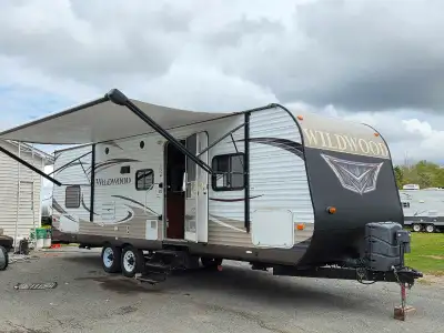 Check out this beautiful lite weight @only 6122lbs. UVW 31' Sleeps 10 Double wide bunks in back Fron...