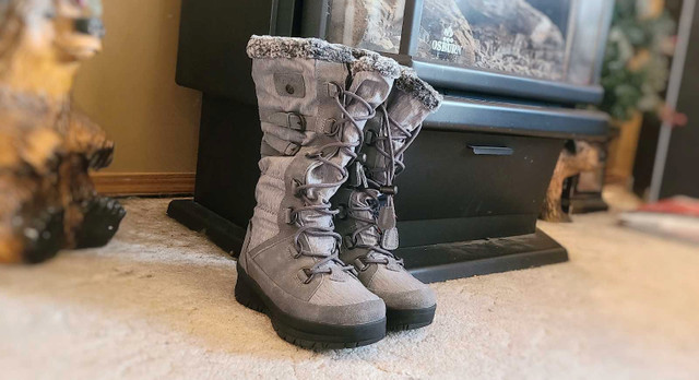 Wind River winter boots (Women's) in Women's - Shoes in Lethbridge