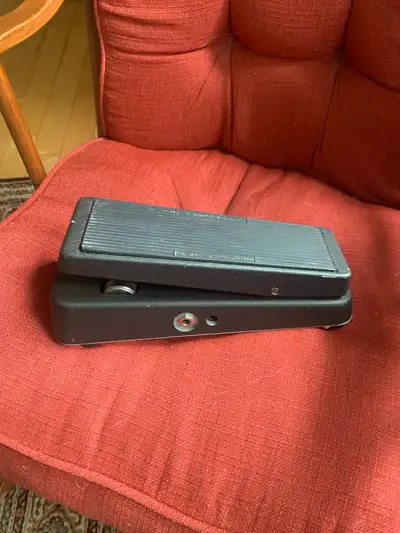 Jim Dunlop wah pedal has heavy-duty metal construction with black textured finish. This GCB-95 model...