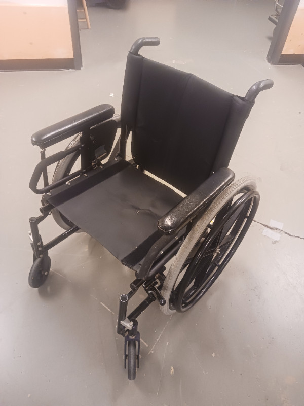 Chaise roulante pliable (3x) dans Santé et besoins spéciaux  à Ville de Montréal - Image 2
