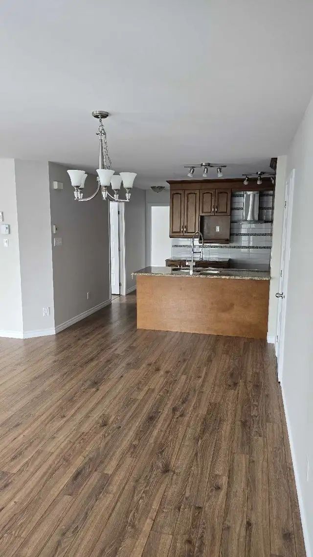 4 ½ moderne – près bus & IGA – bain   douche –  (1 Jan)