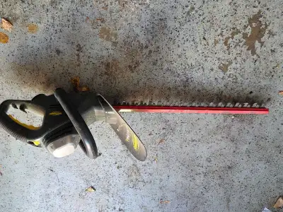 Keep your garden looking sharp with this reliable pre-owned Yardworks 18-inch hedge trimmer, perfect...