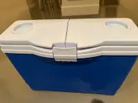 SMALL COOLER WITH INTEGRATED CUP HOLDERS