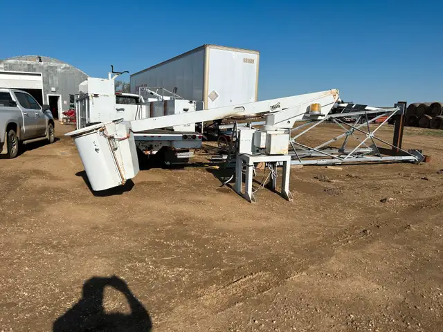 bucket lift in Other in Moose Jaw - Image 2