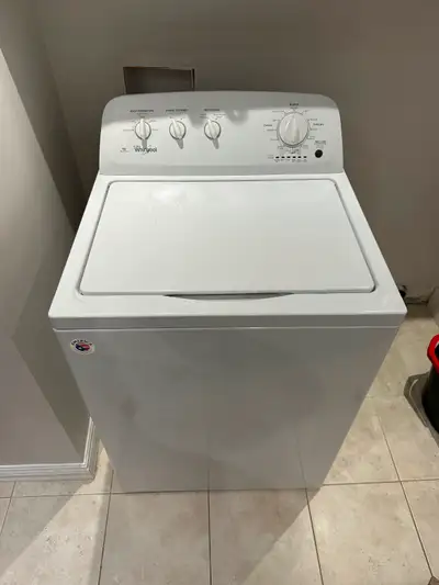Laveuse à linge propre et en bon état.