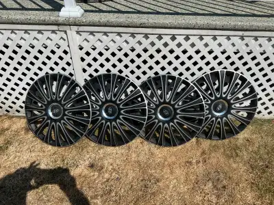 4 beaux enjoliveurs de roues 17 pouces. Ont servi seulement 1 hiver. Très propres. Le logo du centre...
