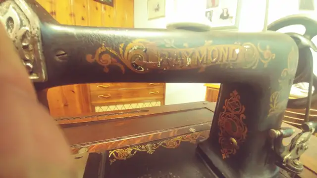 Machine a coudre antique in Other in Drummondville - Image 9
