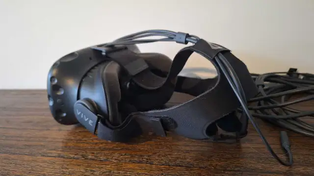 HTC Vive VR Headset, Base Stations, Controllers, Cables in Other in Markham / York Region - Image 3