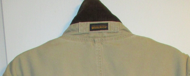 Superbe manteau de marque Woolrich dans Femmes - Hauts et vêtements d'extérieur  à Granby - Image 3