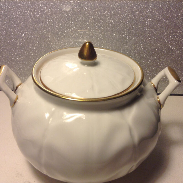 Aynsley White & Gold Covered Sugar Bowl made in England in Arts & Collectibles in Vancouver
