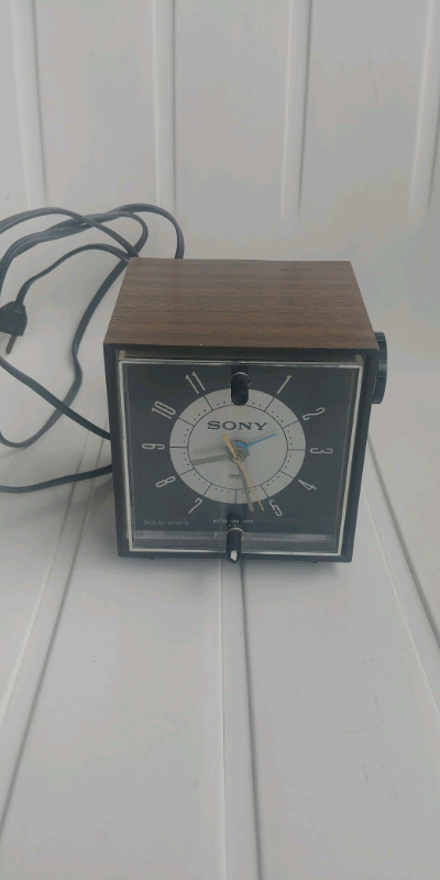 Radio-réveil-alarme (bande AM seulement) Radio Sony 6RC-23 pour table de chevet. En très bon état. T...