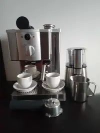 Machine à expresso, moulin à café et tasses