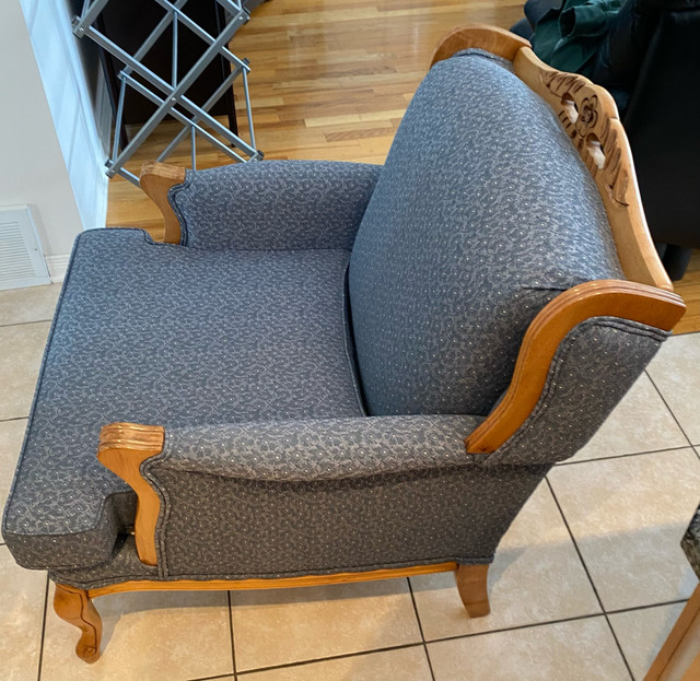 Fauteuil Antique Armchair.  in Chairs & Recliners in Laval / North Shore