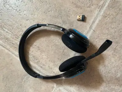 Logitech wireless headset, with receiver model H600 with Noise-Cancelling Mic - Black Enjoy wireless...