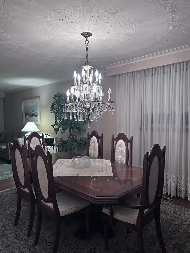 Oak Dinning Table/Hutch/6 chairs in Dining Tables & Sets in City of Toronto - Image 2