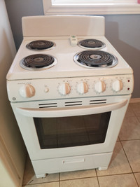 Apartment size electric stove, excellent shape. White 24 inch