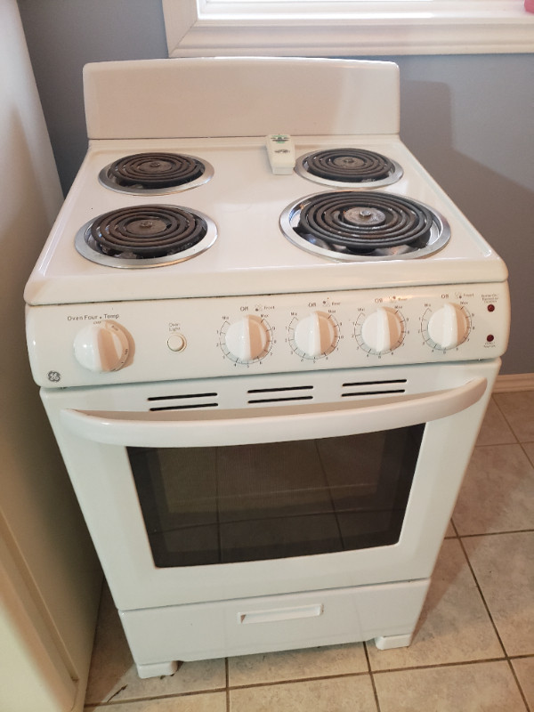 Apartment size electric stove, excellent shape. White 24 inch in Stoves, Ovens & Ranges in St. Catharines