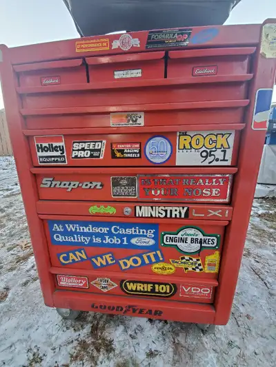 First $600 takes it. I am not looking for any offers. For sale, an older, vintage, Snap on 9 Drawers...