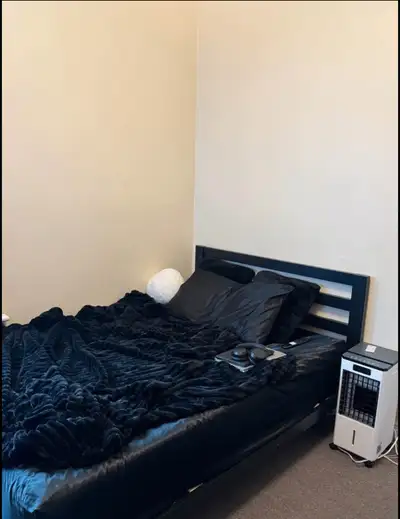 1bed room in a 4 bedroom house for rent Looking for a female who is clean and quiet,STUDENT or YOUNG...