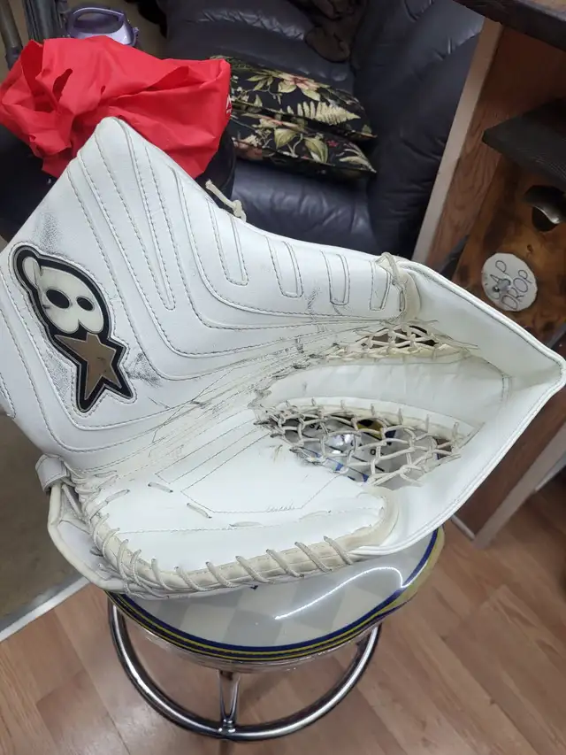 Men's Senior Goalie Equipment in Hockey in Norfolk County - Image 2