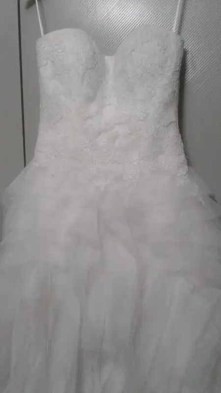 Casablanca Wedding dress size 10 in Wedding in Kitchener / Waterloo - Image 5
