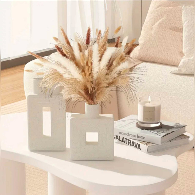 white ceramic vases. in Home Décor & Accents in City of Toronto - Image 2