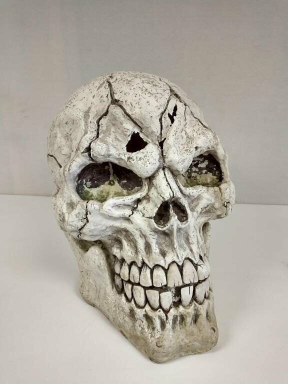 MASSIVE PLASTIC SKULL DISPLAY + LIGHT UP EYES 2 FEET TALL in Arts & Collectibles in Mississauga / Peel Region