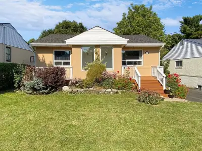 3-Bedroom Home in Scarborough – 5-Min Walk to Eglinton GO & TTC!
