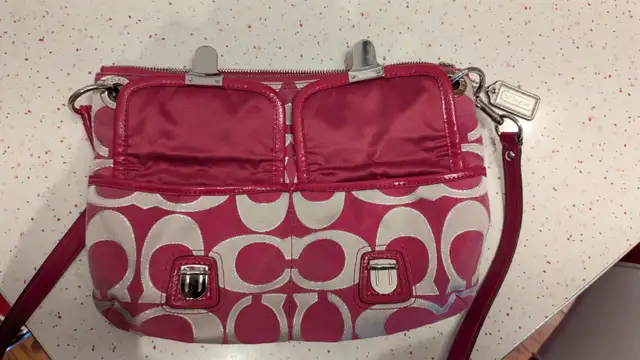 Genuine Coach Purse in Excellent Condition62864744679427122