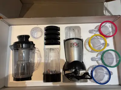 Ensemble Magic Bullet neuf en boîte. Jamais servi. Merci. Thanks Livraison possible Le mélangeur ori...