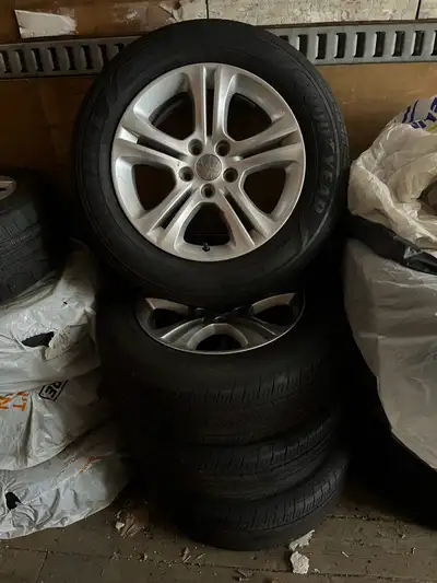 215 65 r17 for dodge and Chrysler good year very good condition all season tires