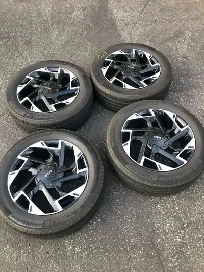Set of Four 4 New Michelin Primacy A/S all season tires 235/55R19 New KIA alloy rims with NEW KIA TP...